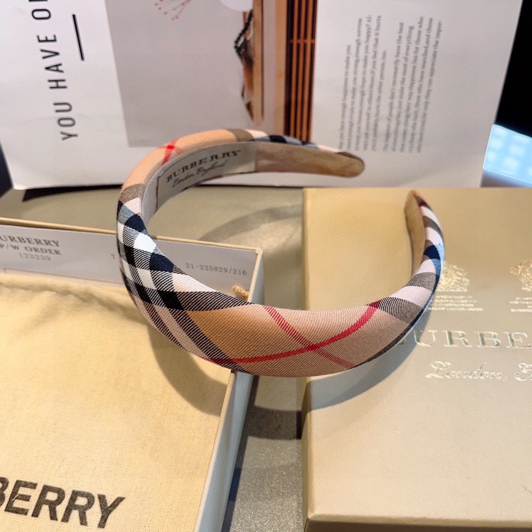 配包装
巴宝莉BURBERRY 新款发箍，客供面料 🎀细节全部实拍！非常耐看又百搭、适合各种场合搭配！