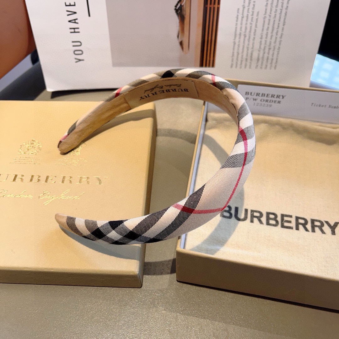 配包装
巴宝莉BURBERRY 新款发箍，客供面料 🎀细节全部实拍！非常耐看又百搭、适合各种场合搭配！