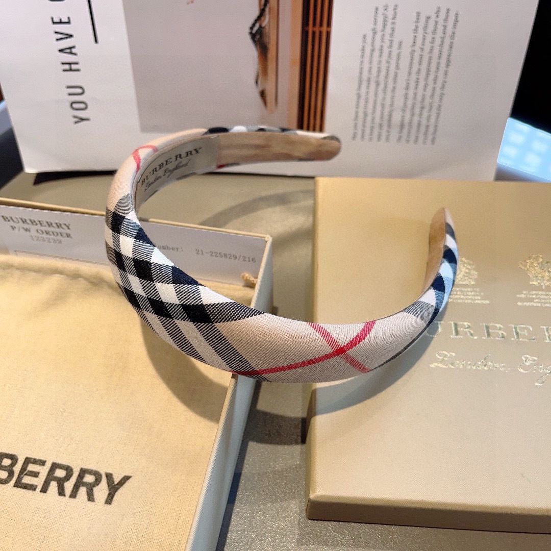 配包装
巴宝莉BURBERRY 新款发箍，客供面料 🎀细节全部实拍！非常耐看又百搭、适合各种场合搭配！
