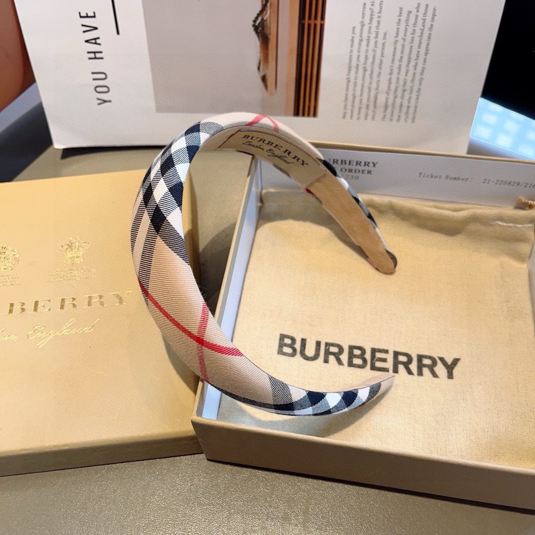 配包装
巴宝莉BURBERRY 新款发箍，客供面料 🎀细节全部实拍！非常耐看又百搭、适合各种场合搭配！