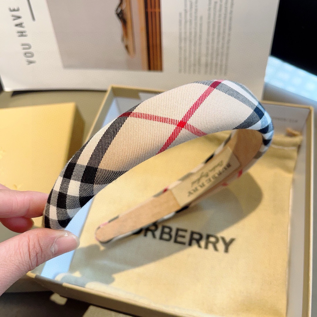 配包装
巴宝莉BURBERRY 新款发箍，客供面料 🎀细节全部实拍！非常耐看又百搭、适合各种场合搭配！