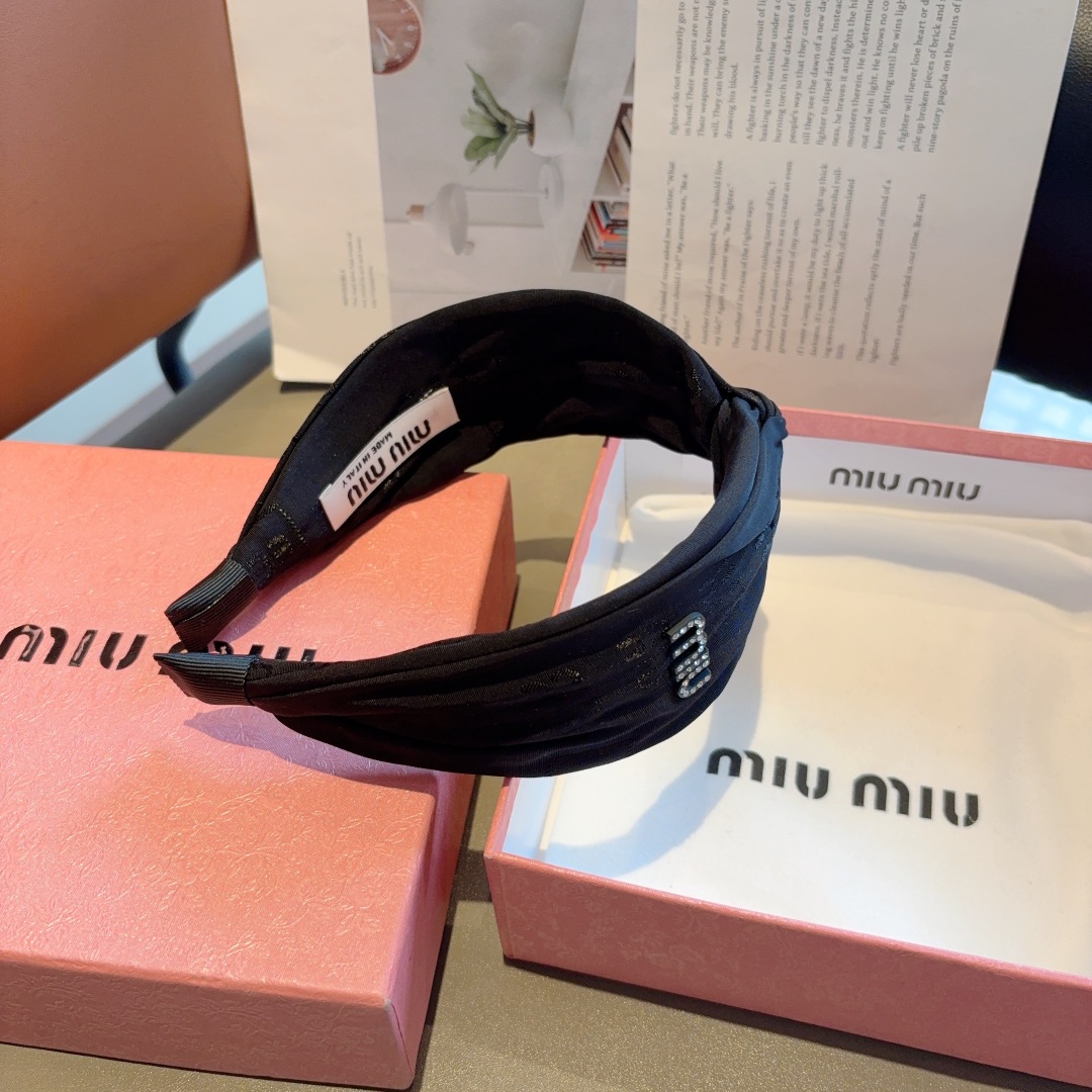 配包装
MIUMIU（缪缪）欧美时尚交叉款发箍，原单货，简约百搭潮女必备品，超级的高大上！
