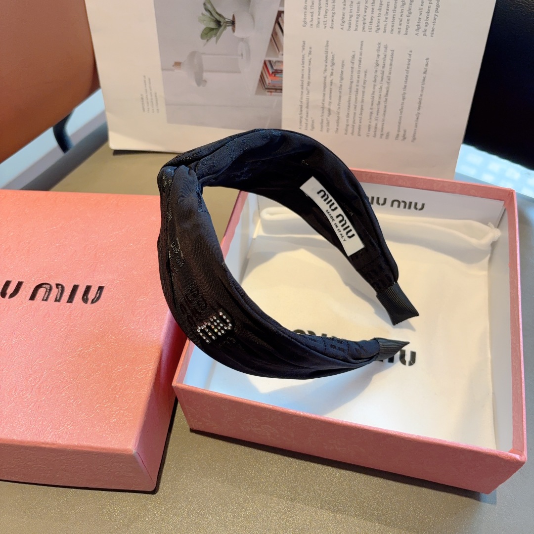 配包装
MIUMIU（缪缪）欧美时尚交叉款发箍，原单货，简约百搭潮女必备品，超级的高大上！
