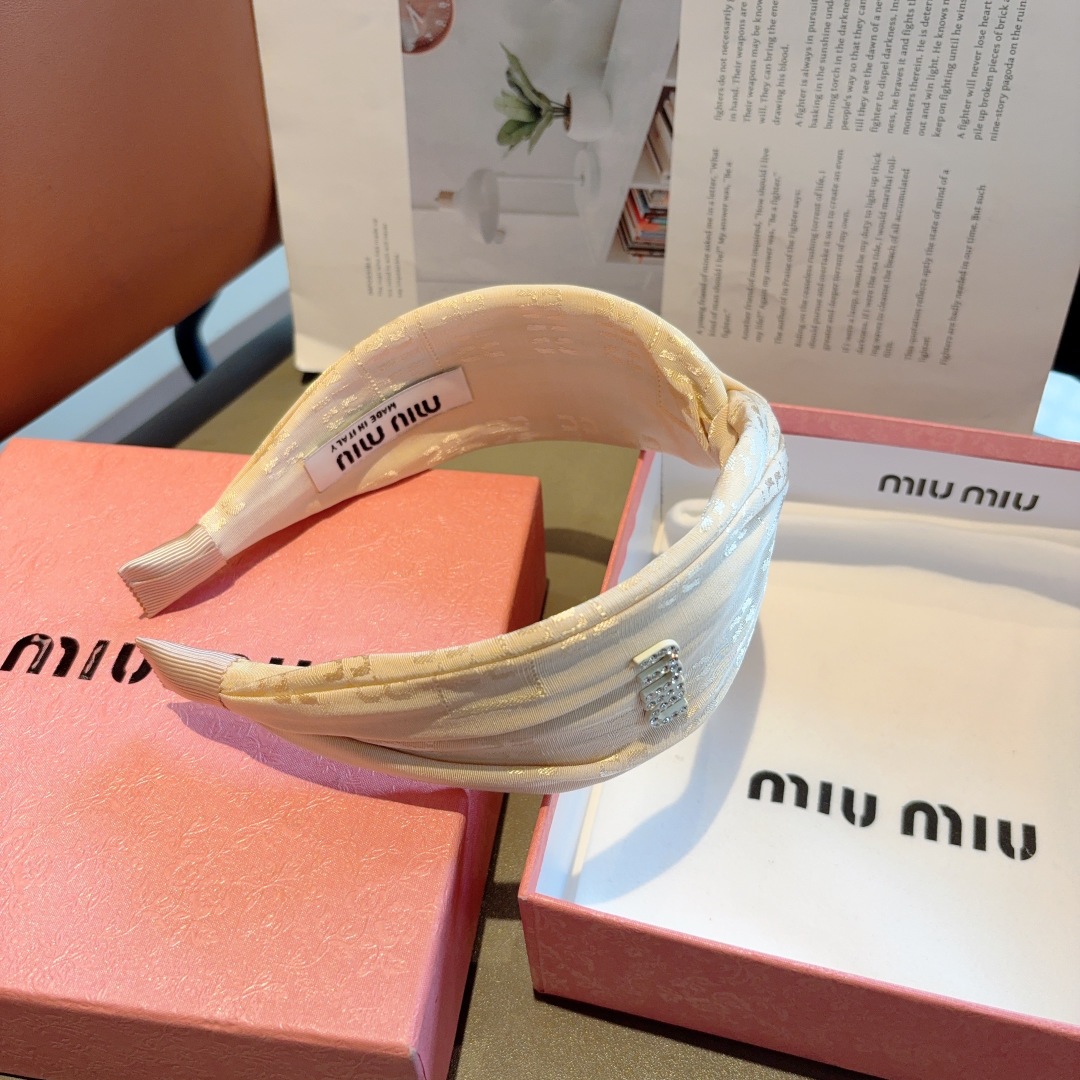 配包装
MIUMIU（缪缪）欧美时尚交叉款发箍，原单货，简约百搭潮女必备品，超级的高大上！