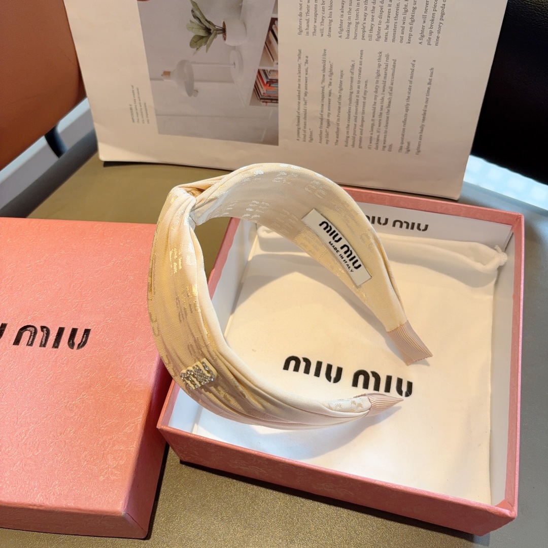 配包装
MIUMIU（缪缪）欧美时尚交叉款发箍，原单货，简约百搭潮女必备品，超级的高大上！