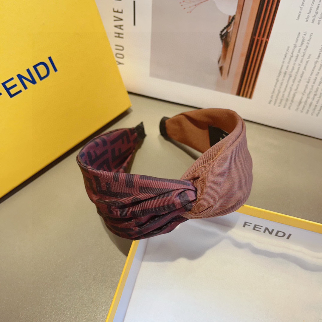 配包装
FENDI 芬迪 火爆新款发箍，复古头箍，简约百搭，潮女必备品，超级的高大上！