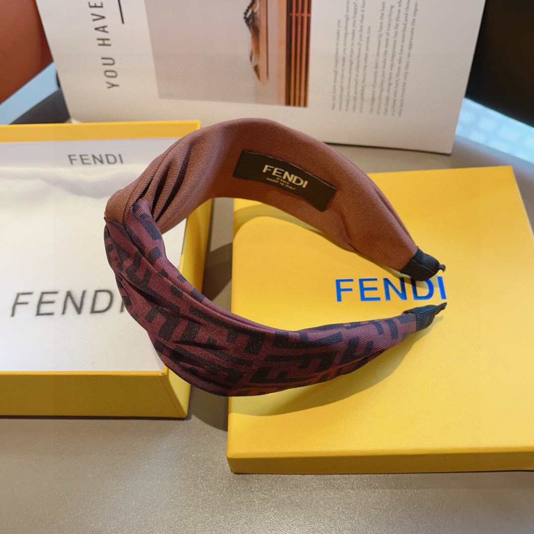 配包装
FENDI 芬迪 火爆新款发箍，复古头箍，简约百搭，潮女必备品，超级的高大上！