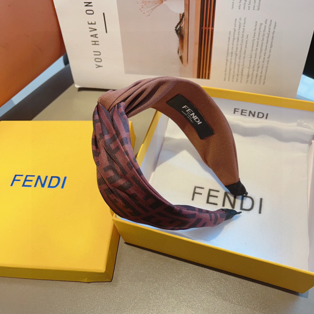 配包装
FENDI 芬迪 火爆新款发箍，复古头箍，简约百搭，潮女必备品，超级的高大上！