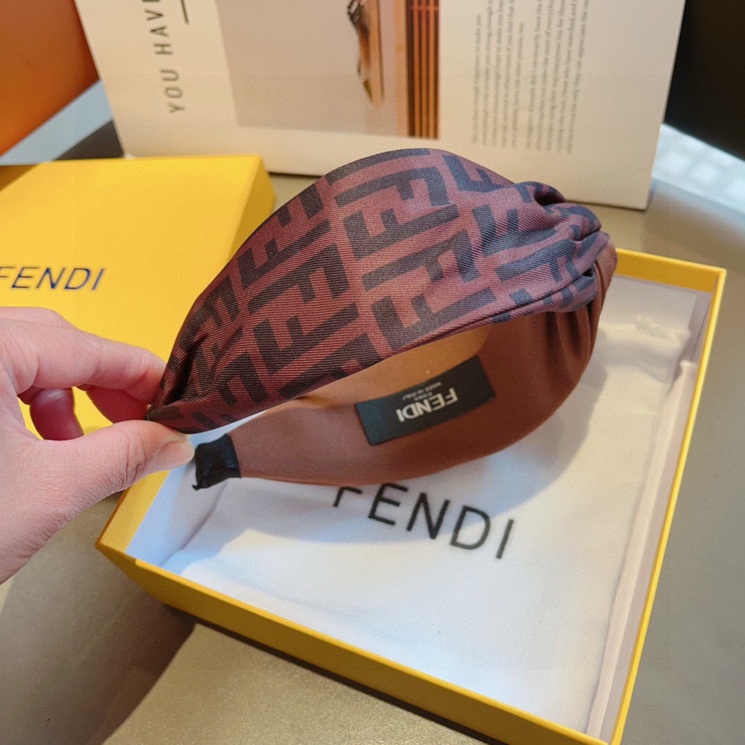 配包装
FENDI 芬迪 火爆新款发箍，复古头箍，简约百搭，潮女必备品，超级的高大上！