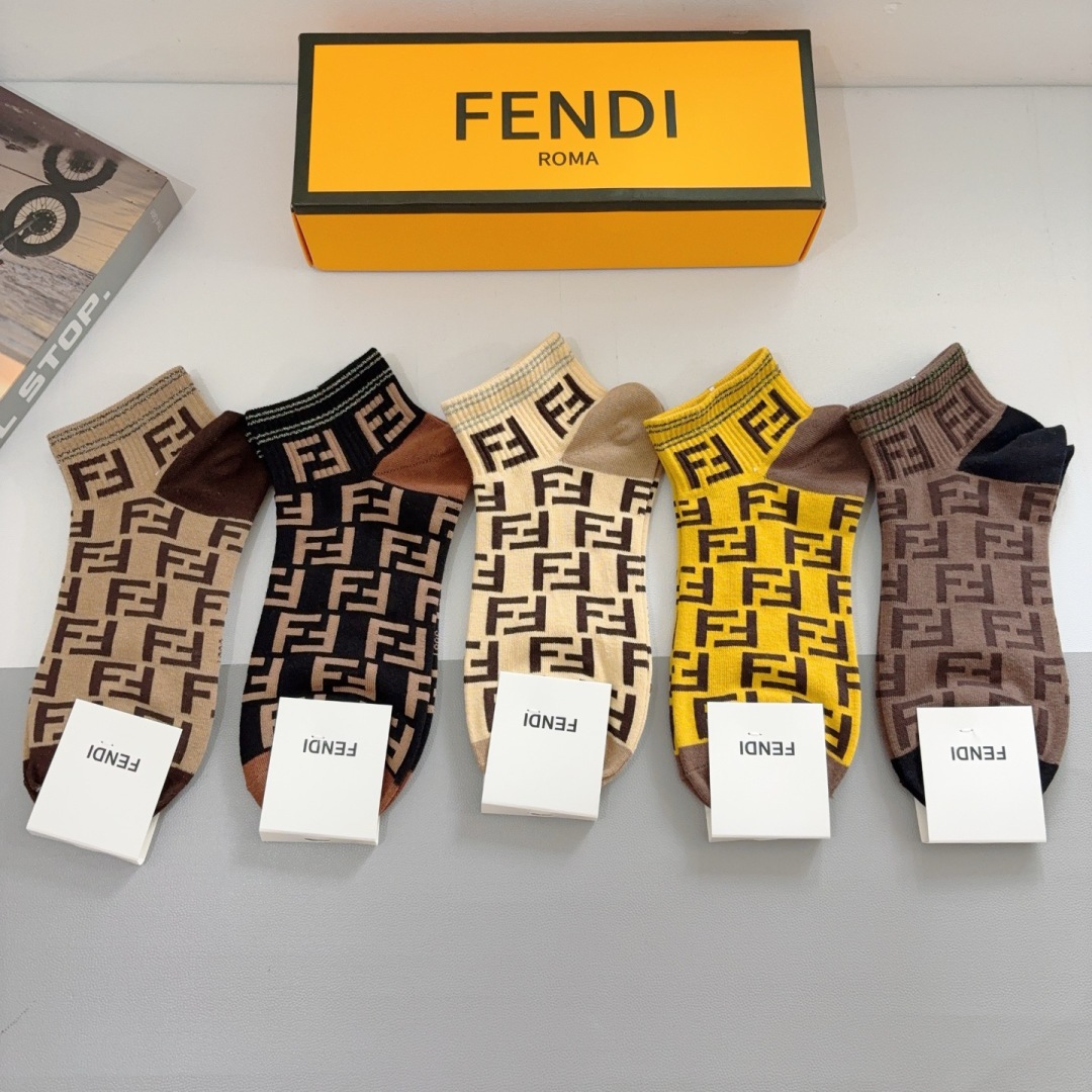 配包装（一盒5双）
FENDI  芬迪 双Ｆ字母经典短筒袜子，💓实用好穿 柔软透气，时尚百搭款，大牌出街
