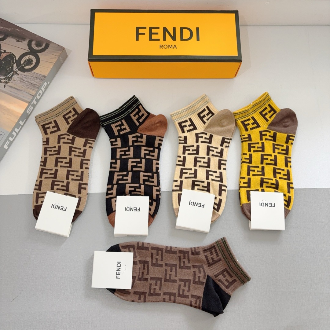 配包装（一盒5双）
FENDI  芬迪 双Ｆ字母经典短筒袜子，💓实用好穿 柔软透气，时尚百搭款，大牌出街