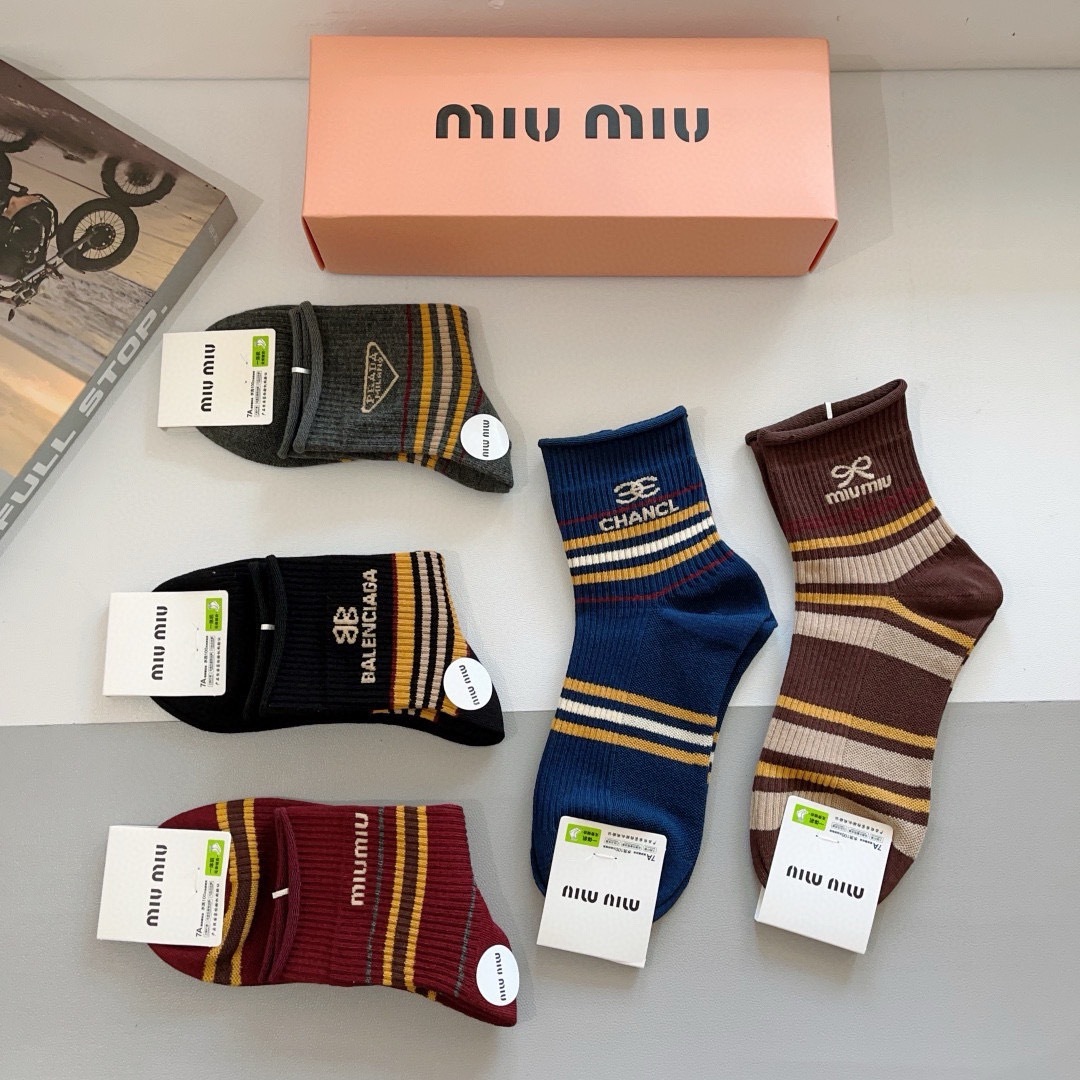 配包装【一盒5双】
miumiu · 缪缪 高品质。超级爆款网红中筒袜子❗️ins明星网红推荐❗️火爆至
