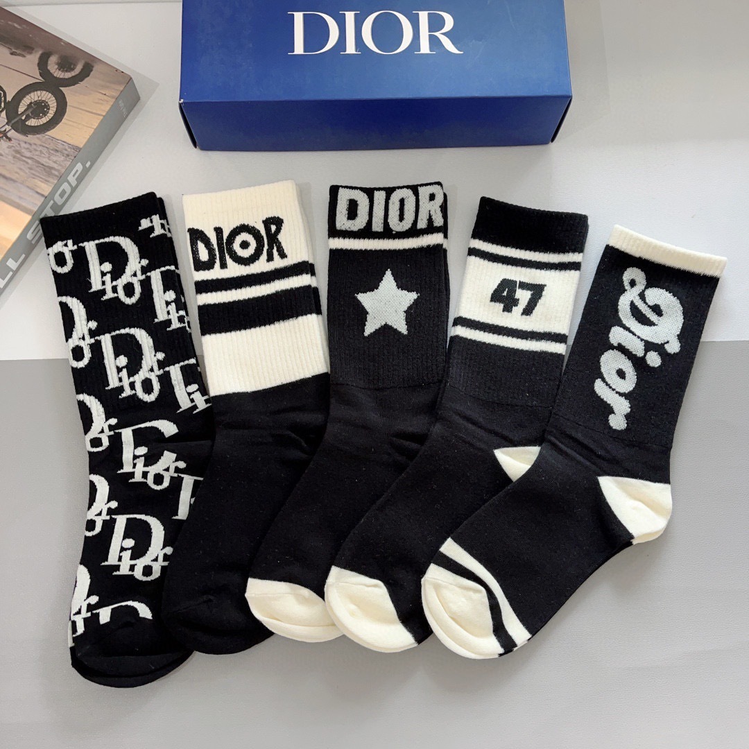 配包装（一盒5双）
Dior 迪奥 新款字母罗口长筒袜子！爆款字母专柜同步长筒袜，💛大牌出街，潮人必备。