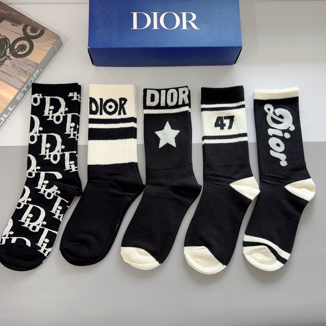 配包装（一盒5双）
Dior 迪奥 新款字母罗口长筒袜子！爆款字母专柜同步长筒袜，💛大牌出街，潮人必备。