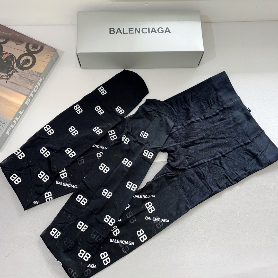 配包装（一盒1双）
BALENCIAGA （巴黎世家） 爆款字母袜子连裤袜🌟好看到爆炸 ，欧美大牌丝袜。
