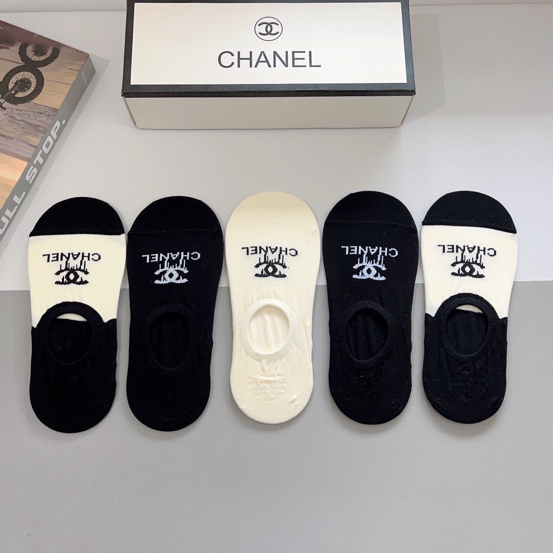 配包装（一盒5双）
CHANEL 香奈儿经典袜子❗️高版本纯棉材质柔软，秒杀市场普通货，经典的双C图案l
