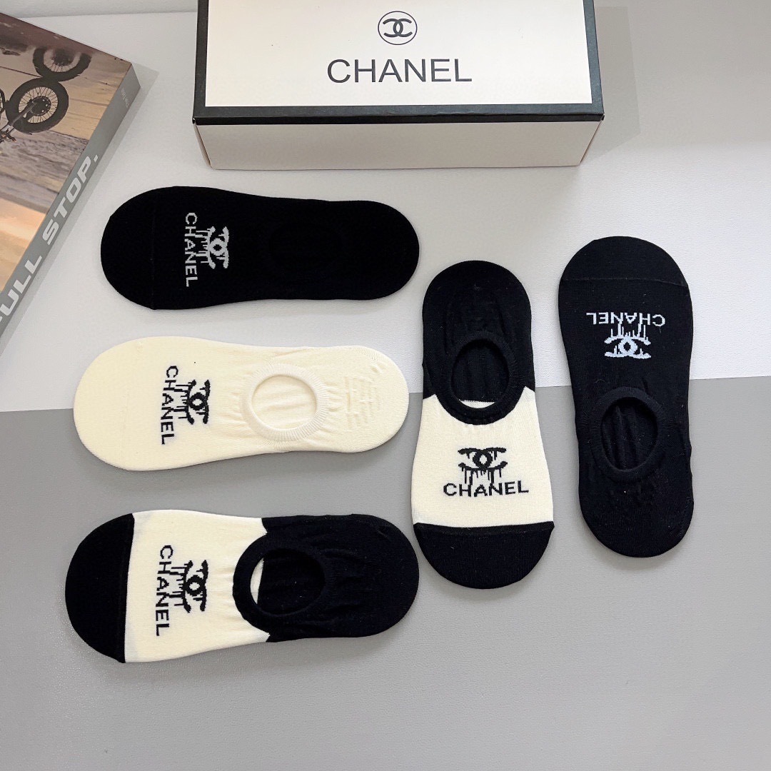 配包装（一盒5双）
CHANEL 香奈儿经典袜子❗️高版本纯棉材质柔软，秒杀市场普通货，经典的双C图案l