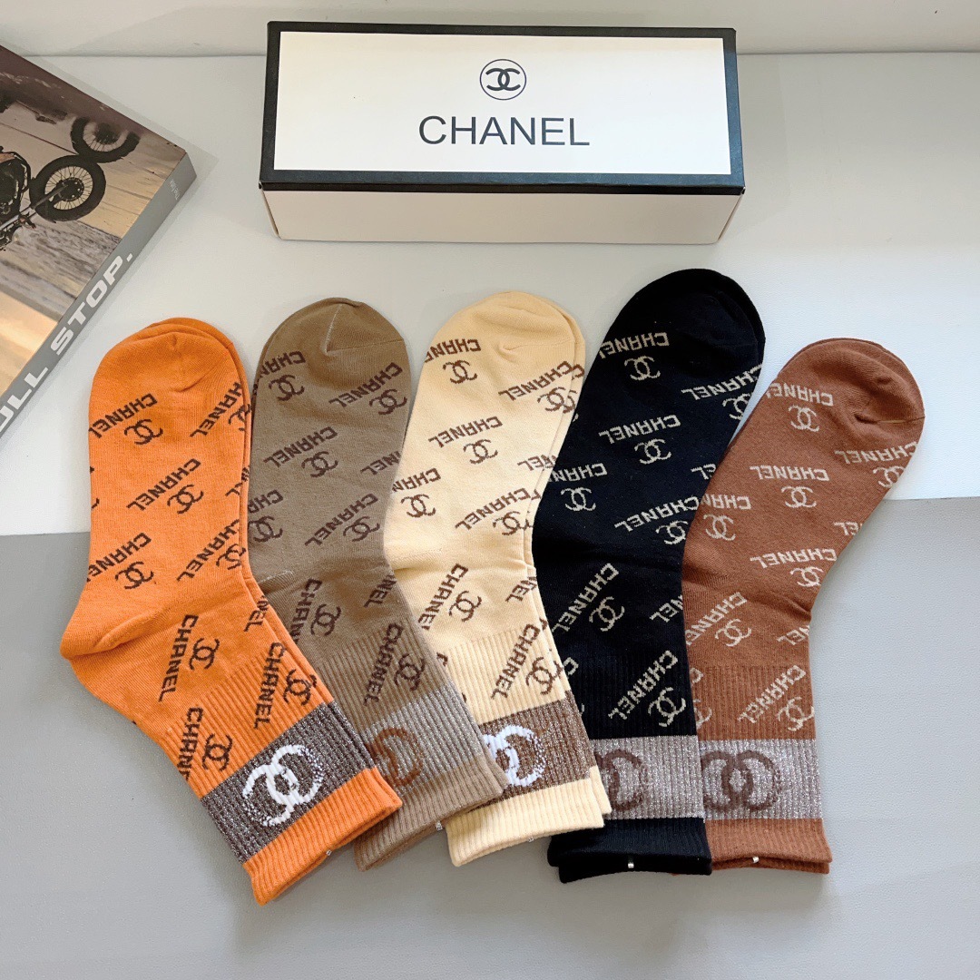 配包装（一盒5双）
CHANEL 香奈儿经典长筒袜子❗️高版本纯棉材质柔软，秒杀市场普通货，经典的双C图