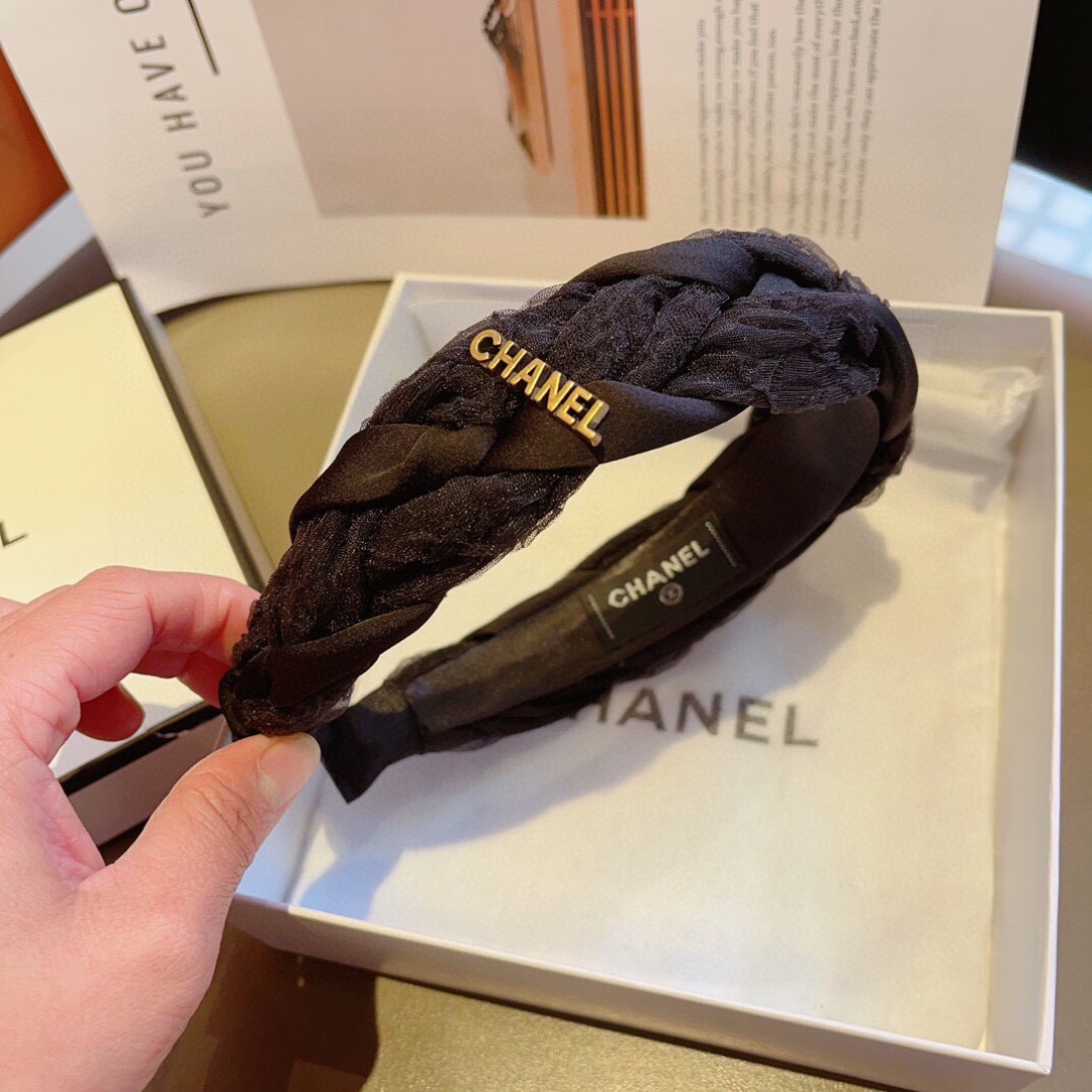 配包装
CHANEL（香奈儿）最新款小香发箍，新品巨显脸小头箍，网红爆款推荐 搭配高端双Ｃlogo ，超