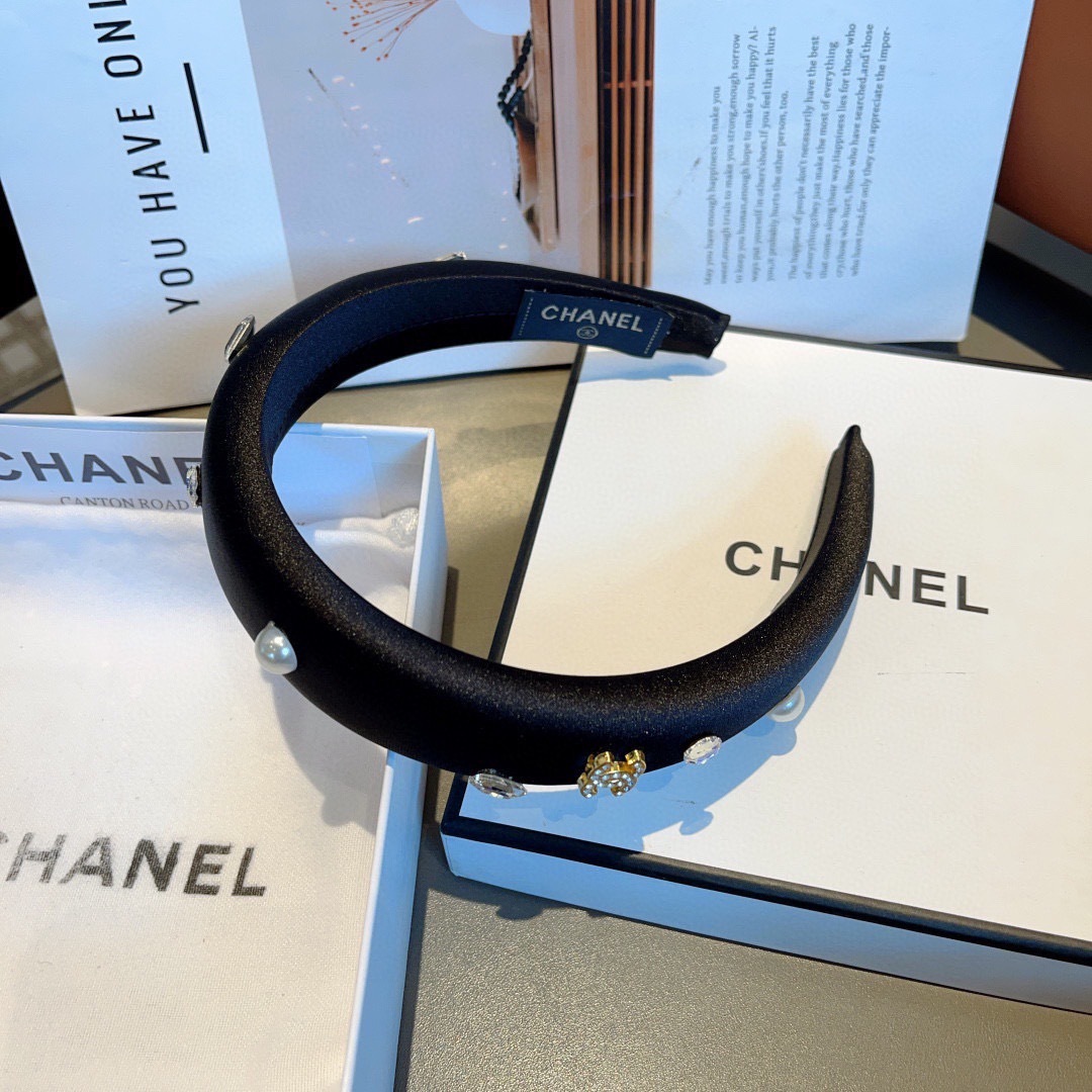 配包装
CHANEL（香奈儿）新款小香发箍，氛围感法式复古贴钻缎面头箍、网红爆款推荐 搭配高端材质，时尚