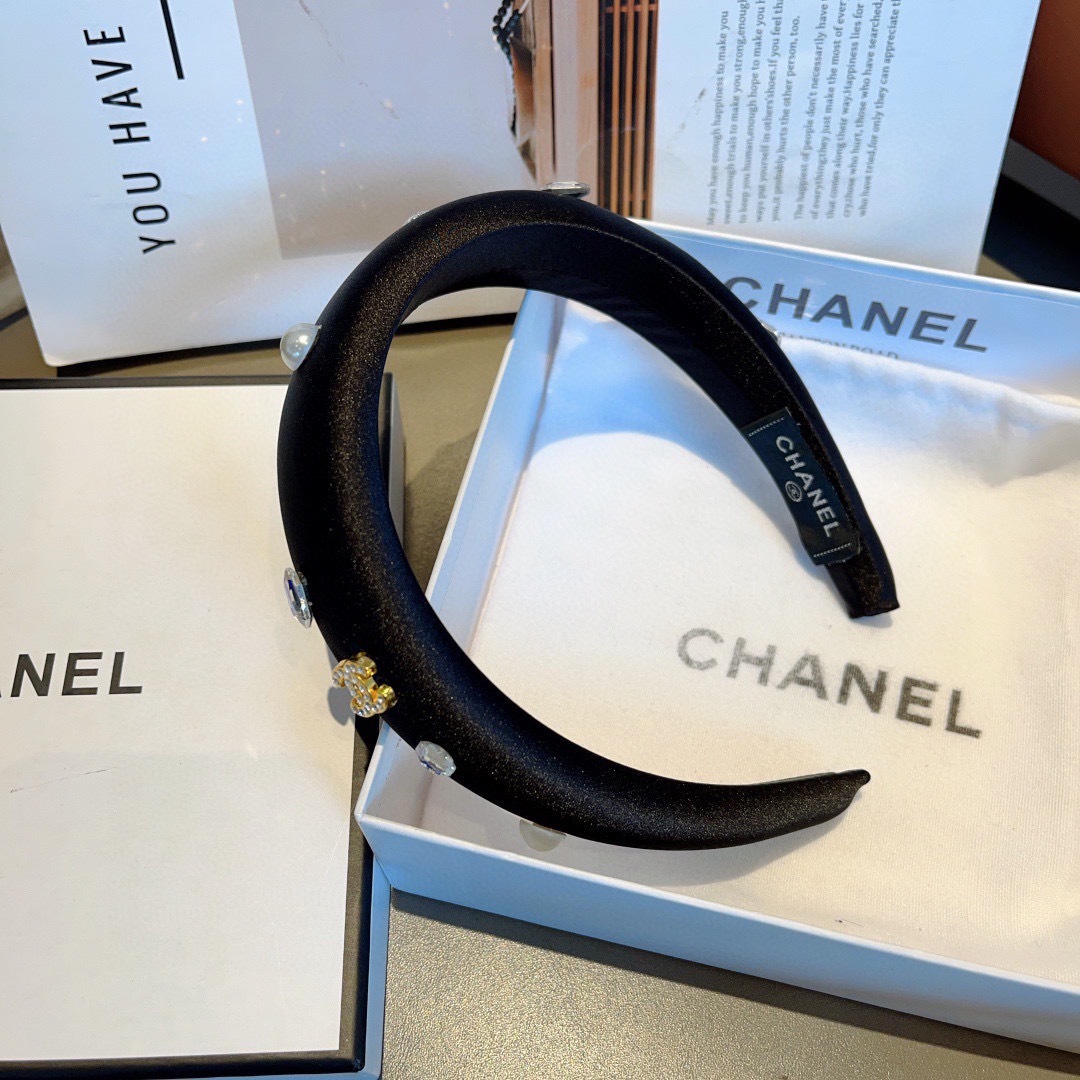 配包装
CHANEL（香奈儿）新款小香发箍，氛围感法式复古贴钻缎面头箍、网红爆款推荐 搭配高端材质，时尚