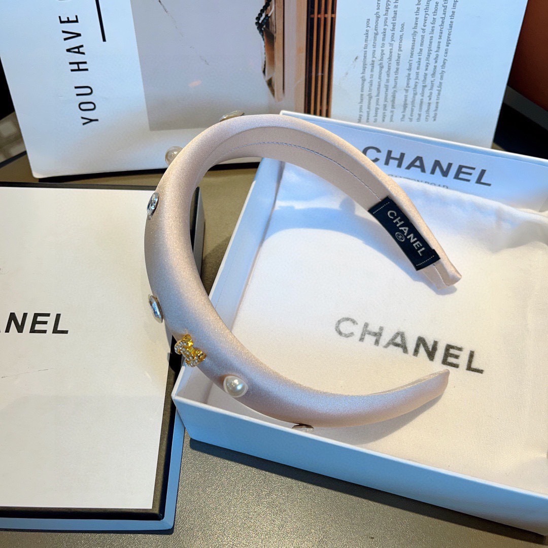配包装
CHANEL（香奈儿）新款小香发箍，氛围感法式复古贴钻缎面头箍、网红爆款推荐 搭配高端材质，时尚