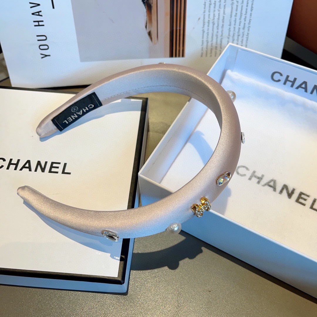 配包装
CHANEL（香奈儿）新款小香发箍，氛围感法式复古贴钻缎面头箍、网红爆款推荐 搭配高端材质，时尚
