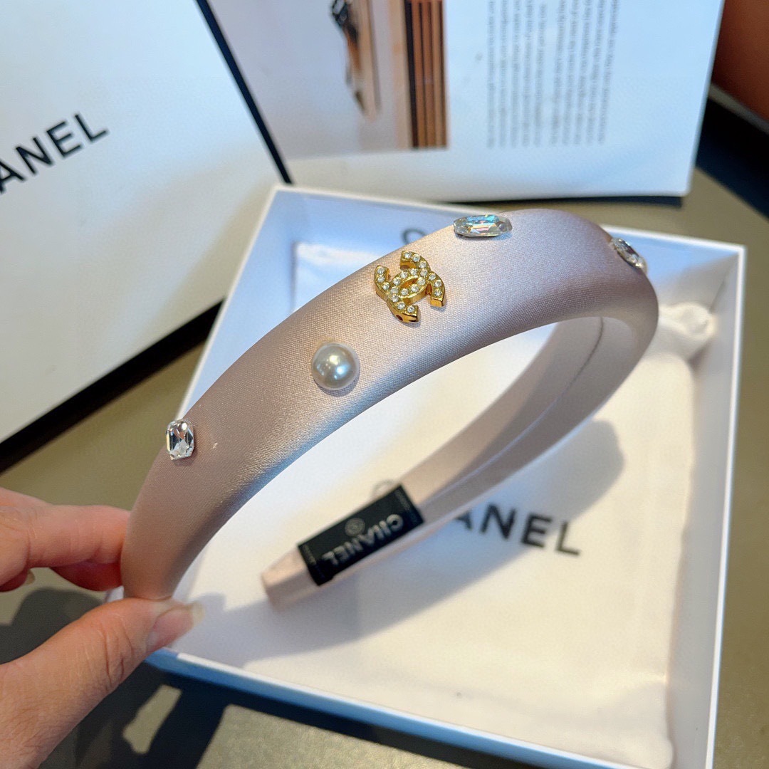 配包装
CHANEL（香奈儿）新款小香发箍，氛围感法式复古贴钻缎面头箍、网红爆款推荐 搭配高端材质，时尚
