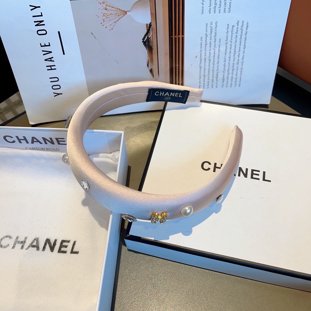 配包装
CHANEL（香奈儿）新款小香发箍，氛围感法式复古贴钻缎面头箍、网红爆款推荐 搭配高端材质，时尚
