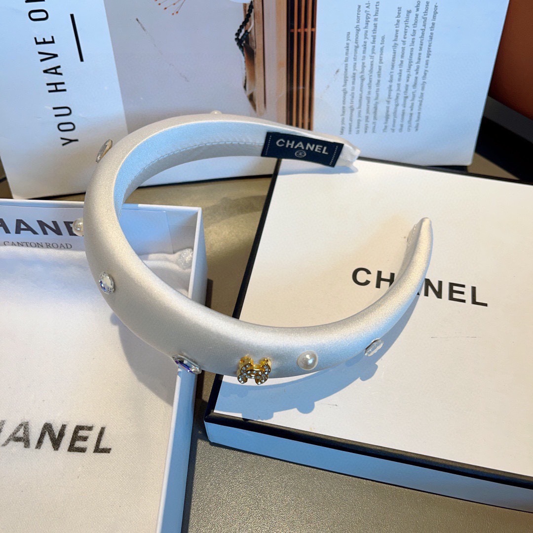 配包装
CHANEL（香奈儿）新款小香发箍，氛围感法式复古贴钻缎面头箍、网红爆款推荐 搭配高端材质，时尚