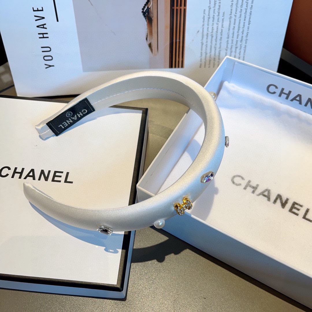 配包装
CHANEL（香奈儿）新款小香发箍，氛围感法式复古贴钻缎面头箍、网红爆款推荐 搭配高端材质，时尚