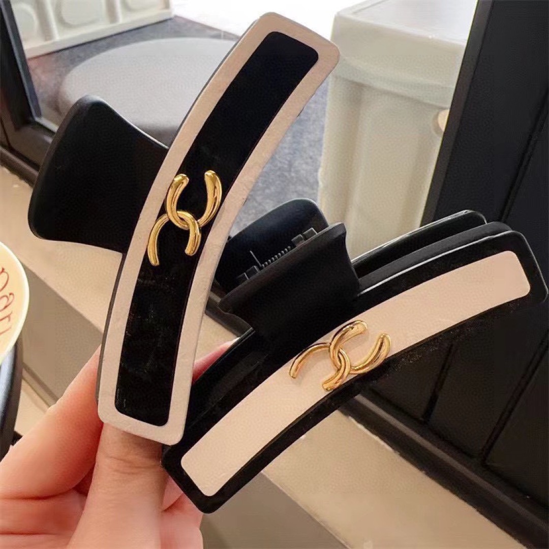 配包装
CHANEL（香奈儿） 新款复古皮质抓夹 鸭嘴夹发夹，经典字母logo弹簧夹， 超精致，转图必爆