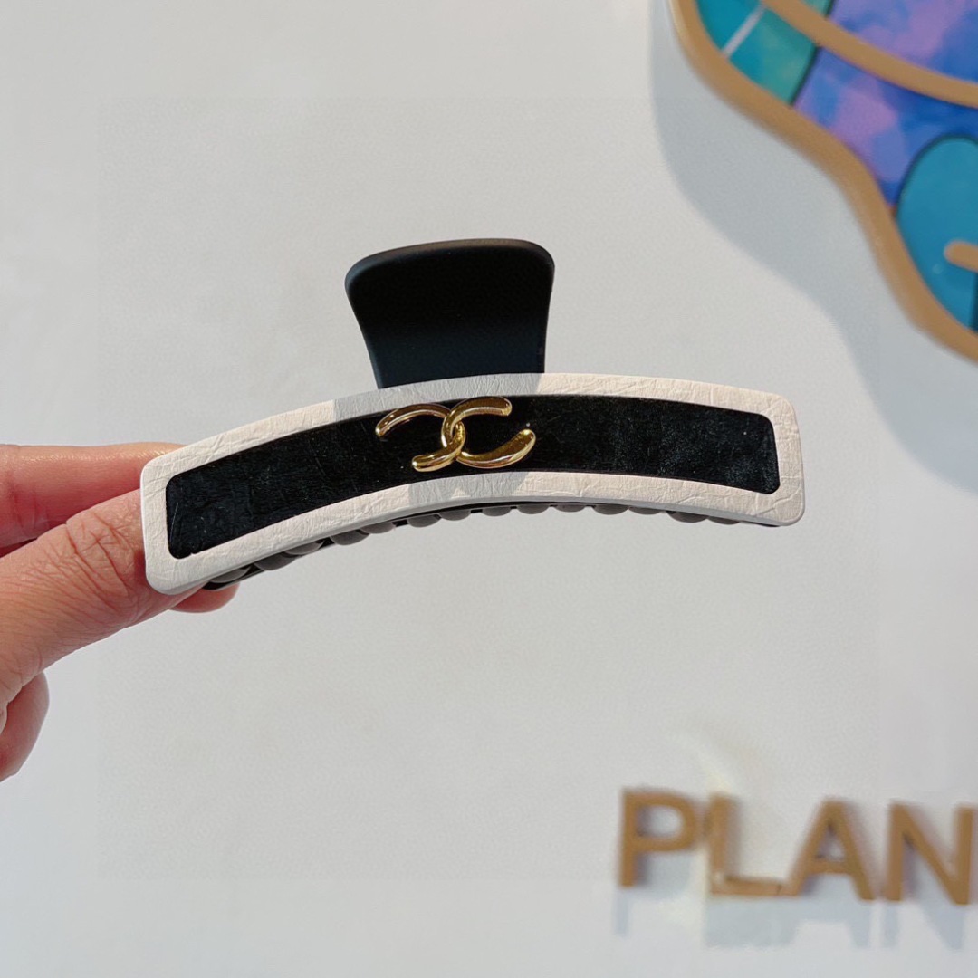 配包装
CHANEL（香奈儿） 新款复古皮质抓夹 鸭嘴夹发夹，经典字母logo弹簧夹， 超精致，转图必爆