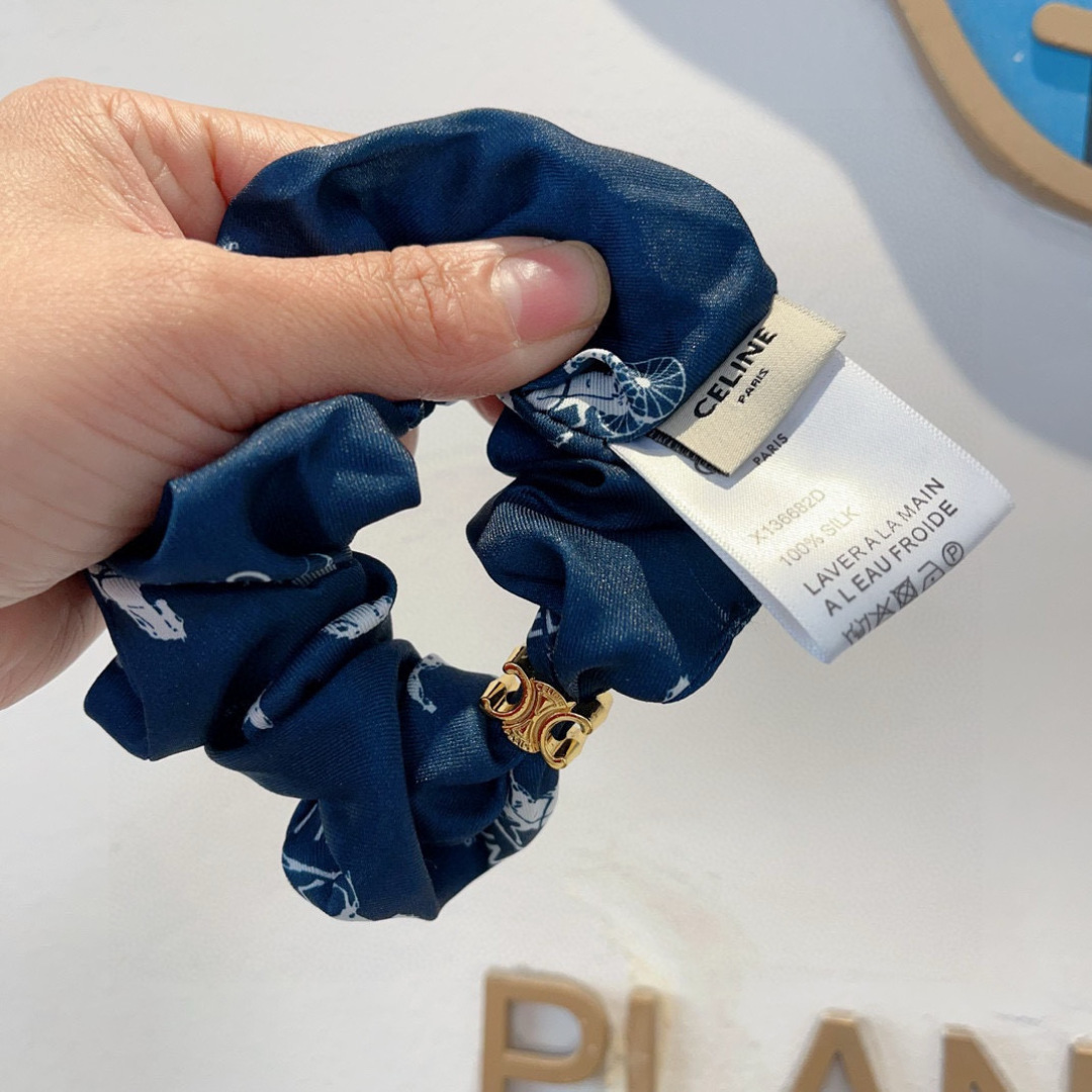 配包装
CELINE（赛琳）凯旋门网红爆款发圈，精致肠圈皮筋，佩戴舒适无压力，造型搭配必备！非常时尚百搭