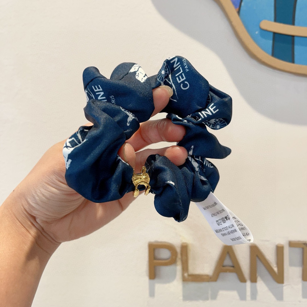 配包装
CELINE（赛琳）凯旋门网红爆款发圈，精致肠圈皮筋，佩戴舒适无压力，造型搭配必备！非常时尚百搭