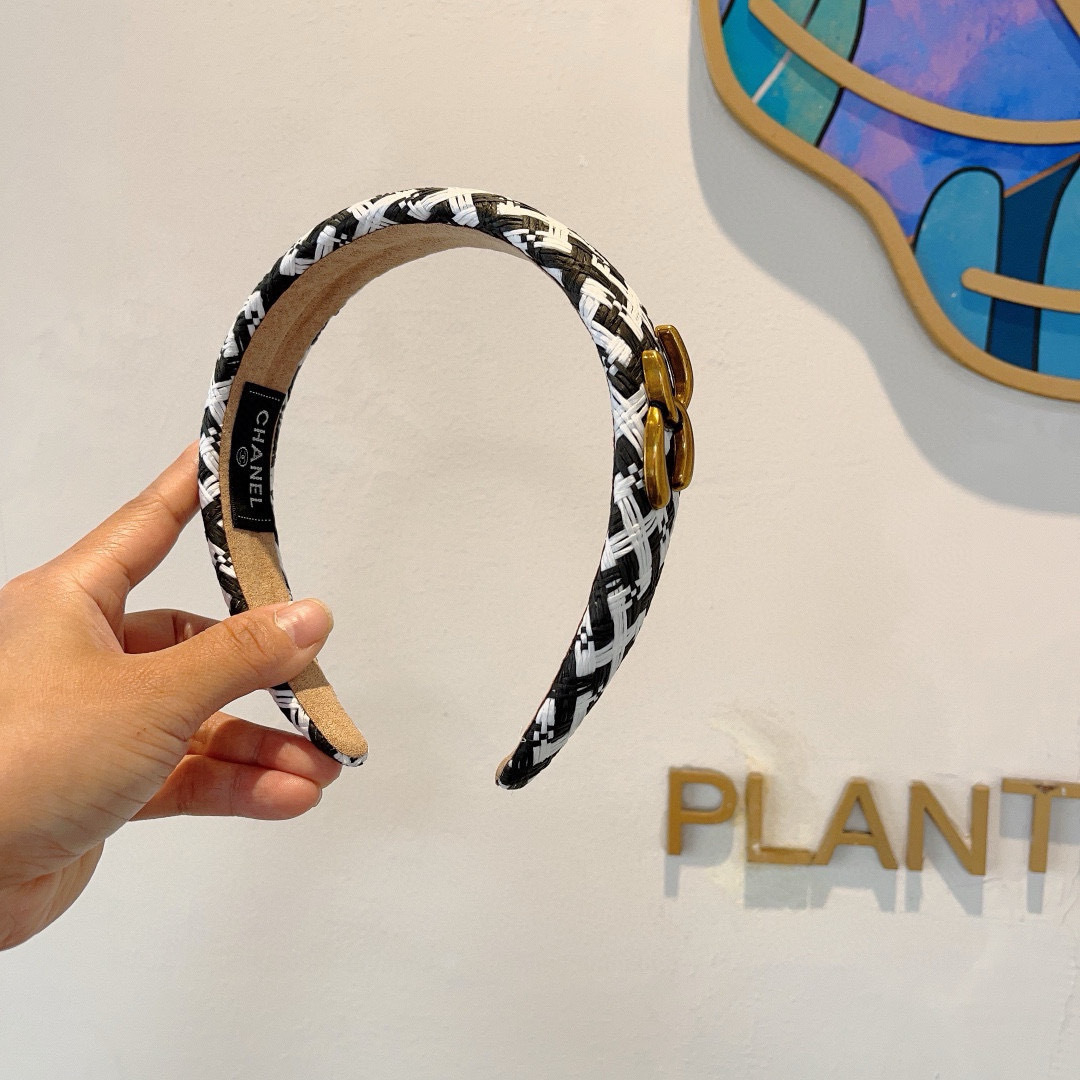 配包装
CHANEL（香奈儿）新款精美宽边发箍，复古网红爆款头箍 搭配高端材质，超精致，时尚高级感百搭款