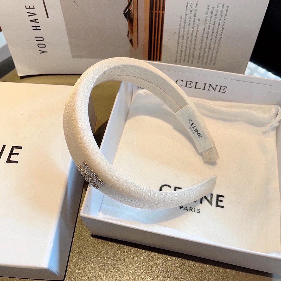 配包装
CELINE（赛琳）网红爆款，佩戴舒适无压力，造型搭配必备！非常时尚百搭！女神必备！名媛范儿。