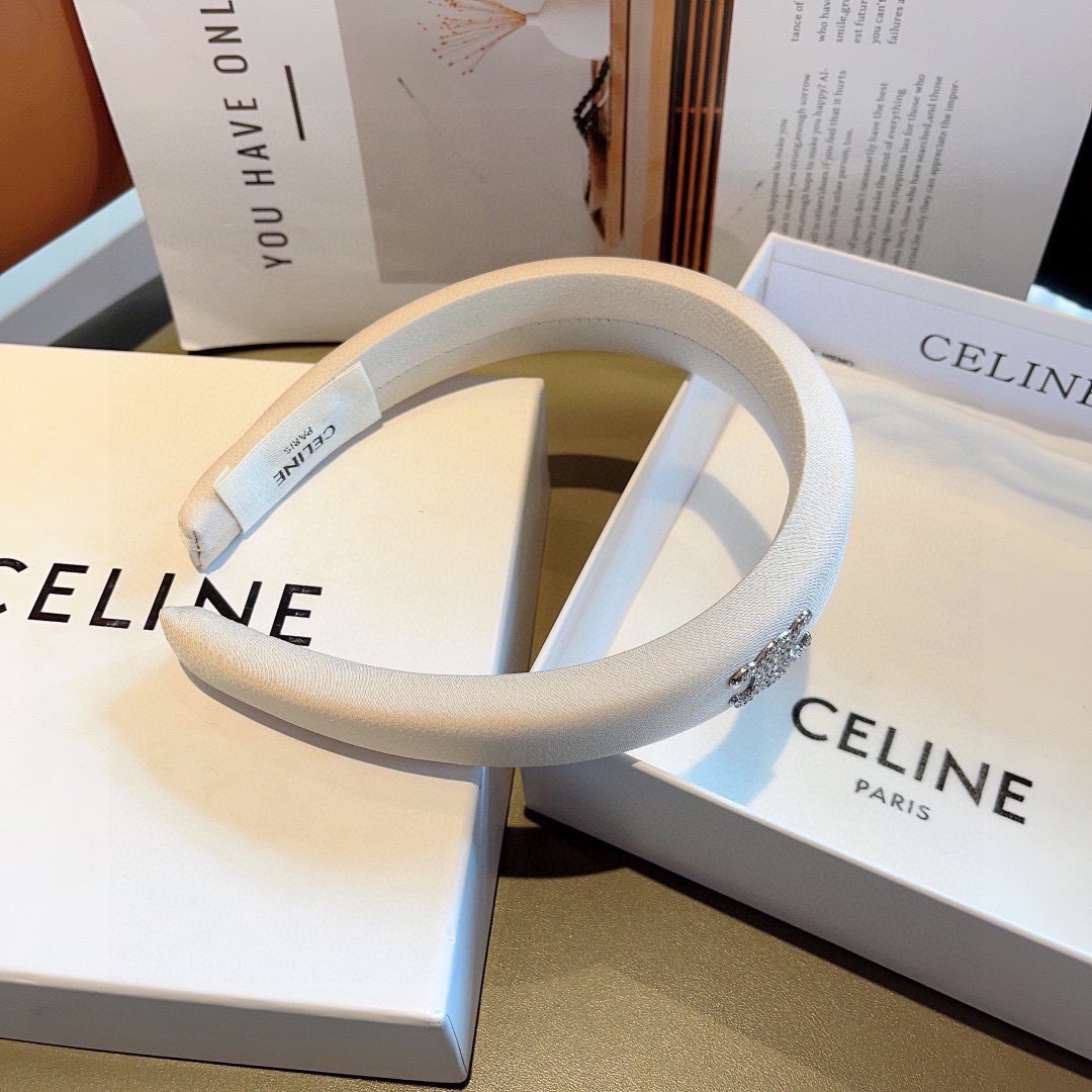 配包装
CELINE（赛琳）网红爆款，佩戴舒适无压力，造型搭配必备！非常时尚百搭！女神必备！名媛范儿。