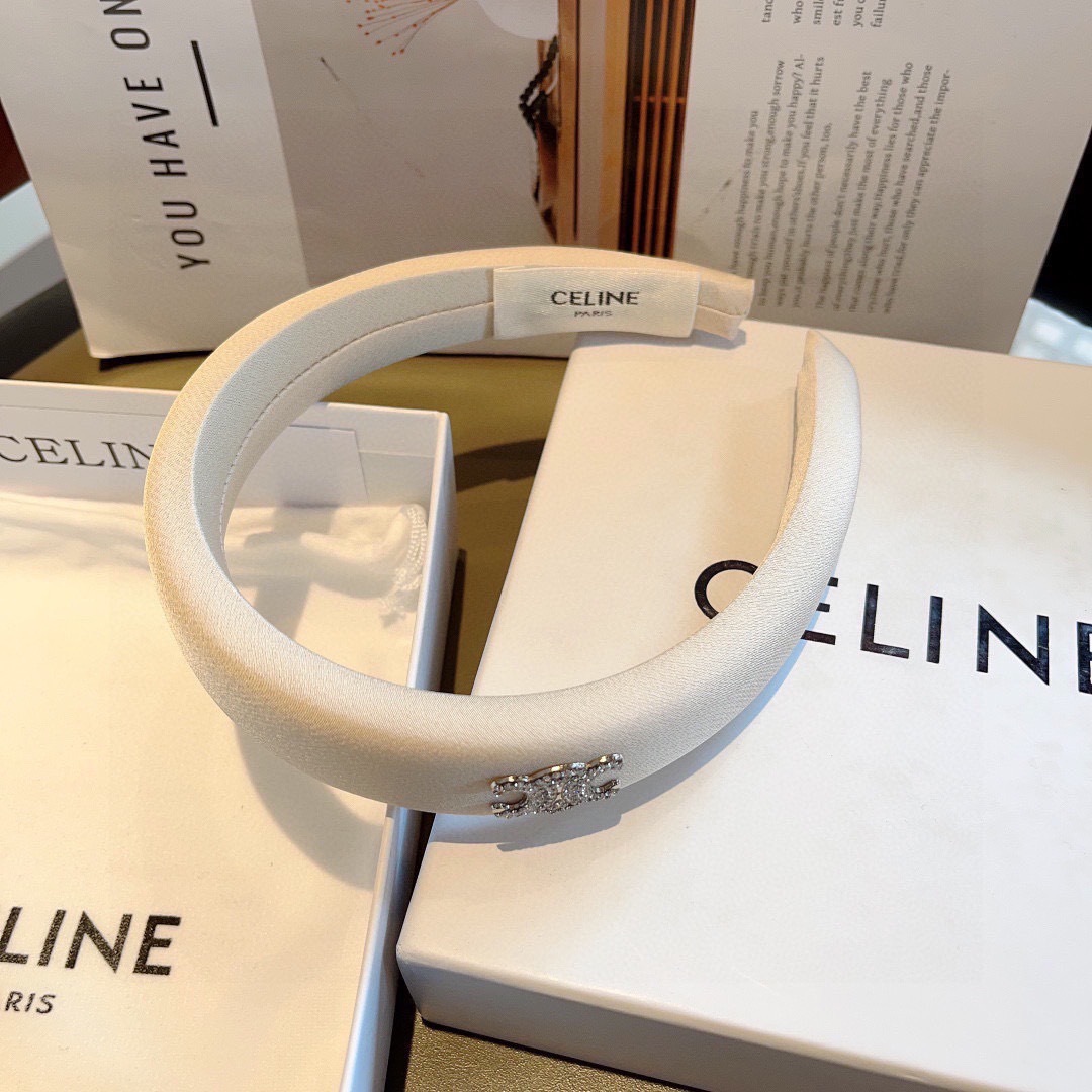 配包装
CELINE（赛琳）网红爆款，佩戴舒适无压力，造型搭配必备！非常时尚百搭！女神必备！名媛范儿。