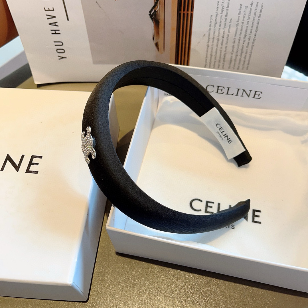 配包装
CELINE（赛琳）网红爆款，佩戴舒适无压力，造型搭配必备！非常时尚百搭！女神必备！名媛范儿。