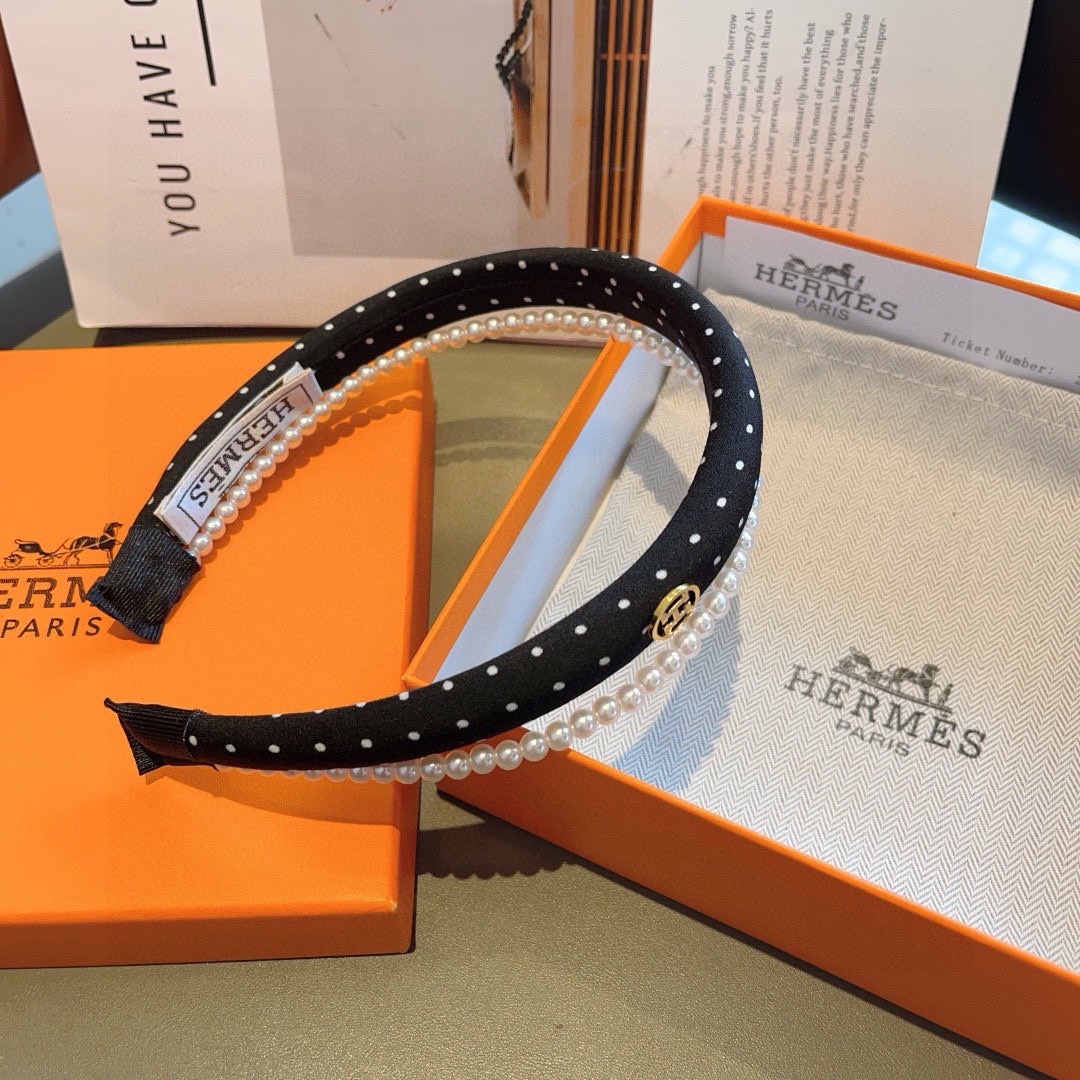 配包装
HERMES（爱马仕）韩国新品小清新珍珠发箍，佩戴舒适无压力，造型搭配必备！时尚外出百搭款发饰！