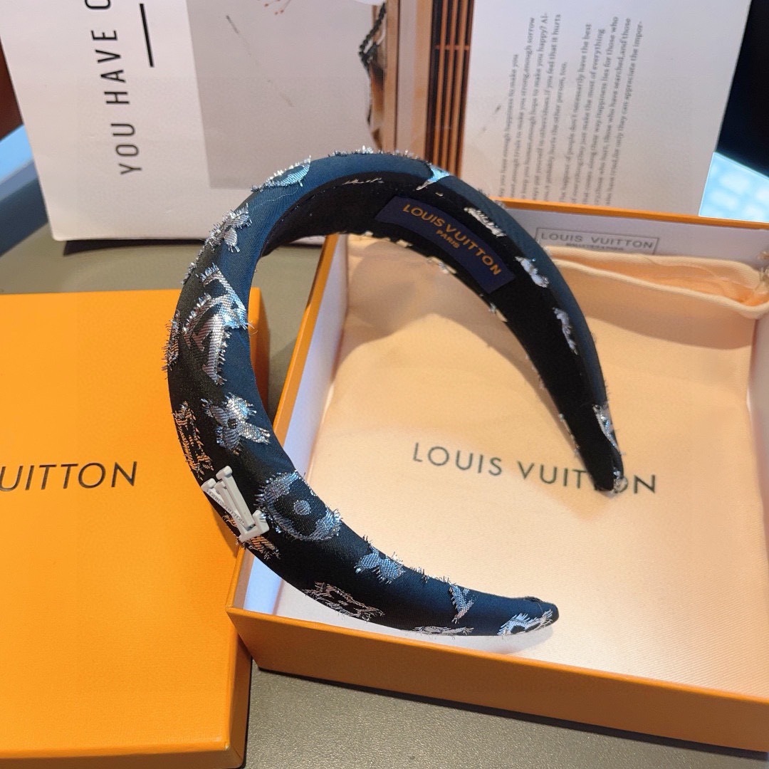 配包装
LV 路易威登 涂鸦火爆新款发箍，时尚可爱宽边头箍，专柜最新款来袭💕时尚百搭，女神必入  ！