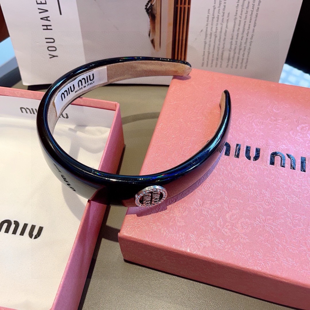 配包装
miumiu 缪缪  新款漆皮定制发箍，金属字母头箍！特制面料非常显质感、经典百搭少女风发饰