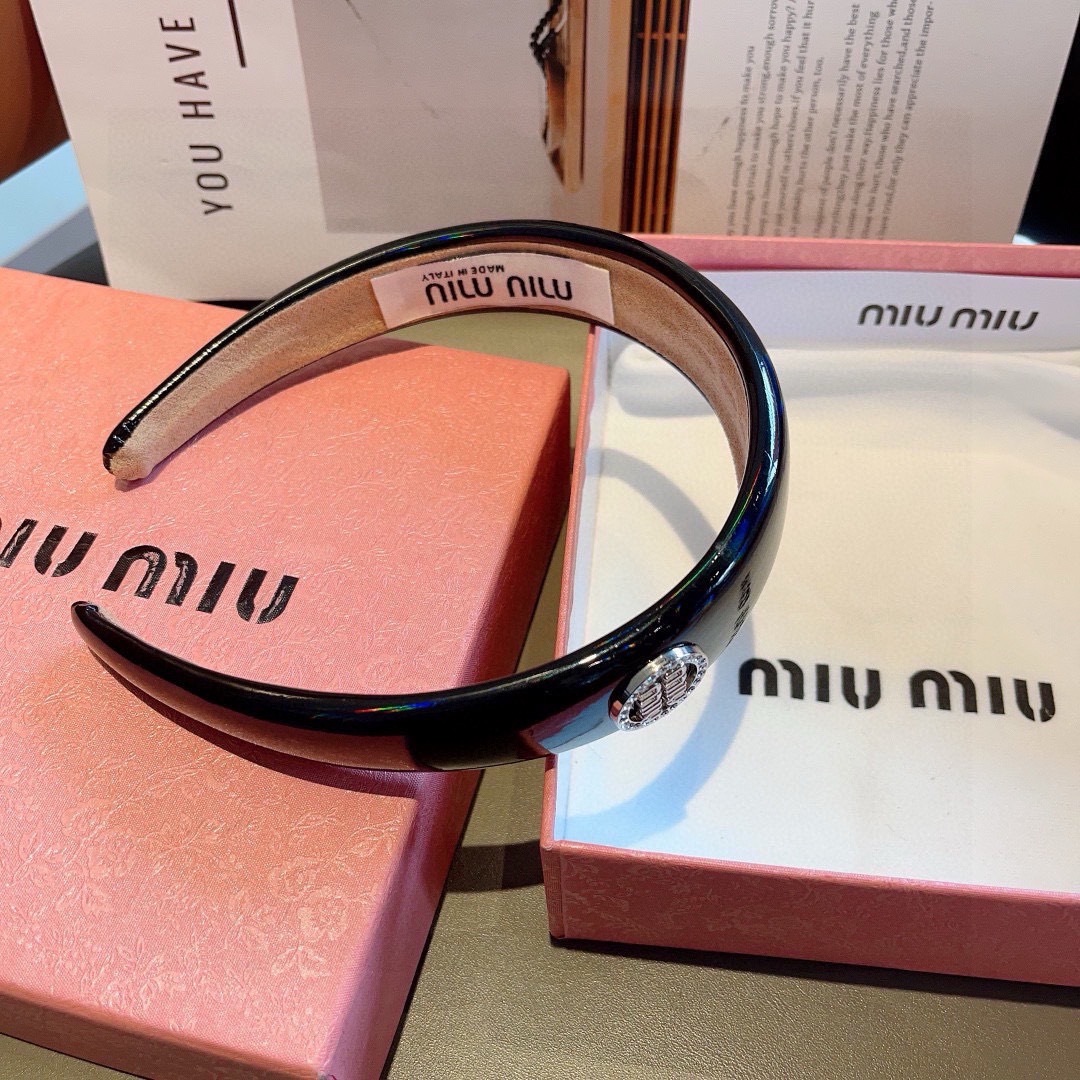 配包装
miumiu 缪缪  新款漆皮定制发箍，金属字母头箍！特制面料非常显质感、经典百搭少女风发饰