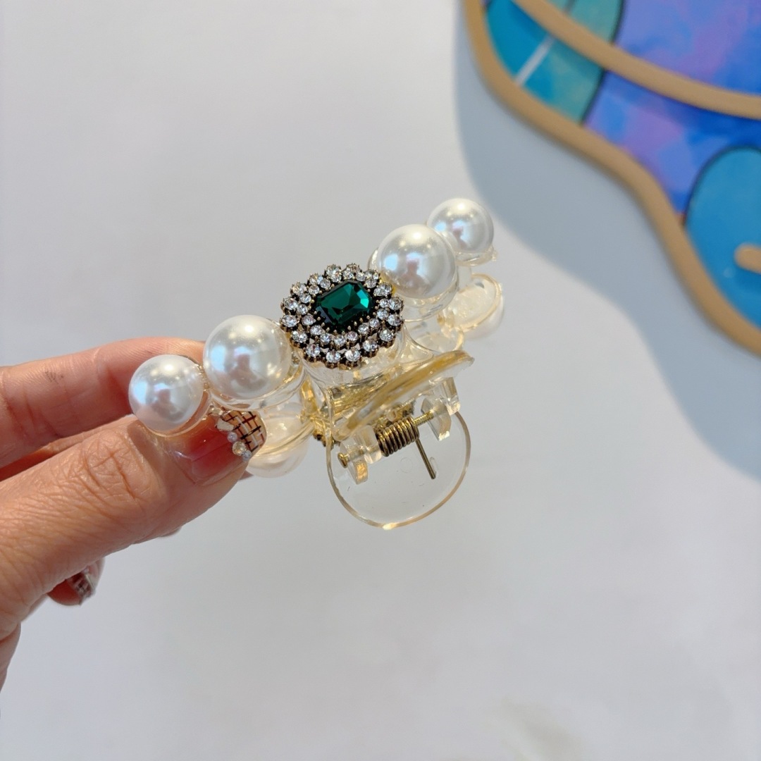 配包装
CHANEL （香奈儿） 欧美新款潮流抓夹，明星同款 女神必备单品，非常百搭，时尚发夹， 戴上它
