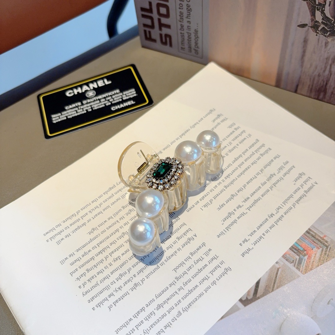 配包装
CHANEL （香奈儿） 欧美新款潮流抓夹，明星同款 女神必备单品，非常百搭，时尚发夹， 戴上它
