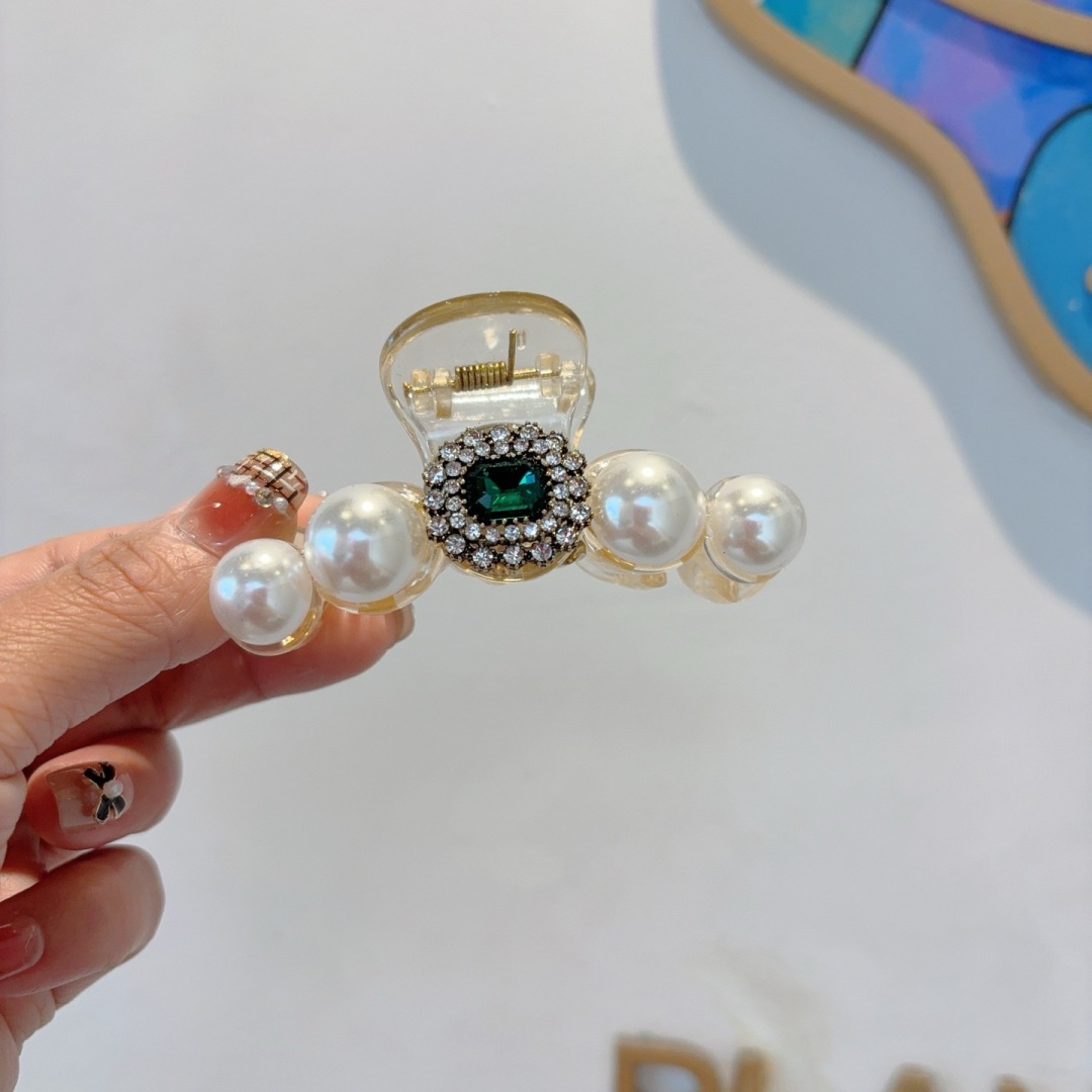 配包装
CHANEL （香奈儿） 欧美新款潮流抓夹，明星同款 女神必备单品，非常百搭，时尚发夹， 戴上它