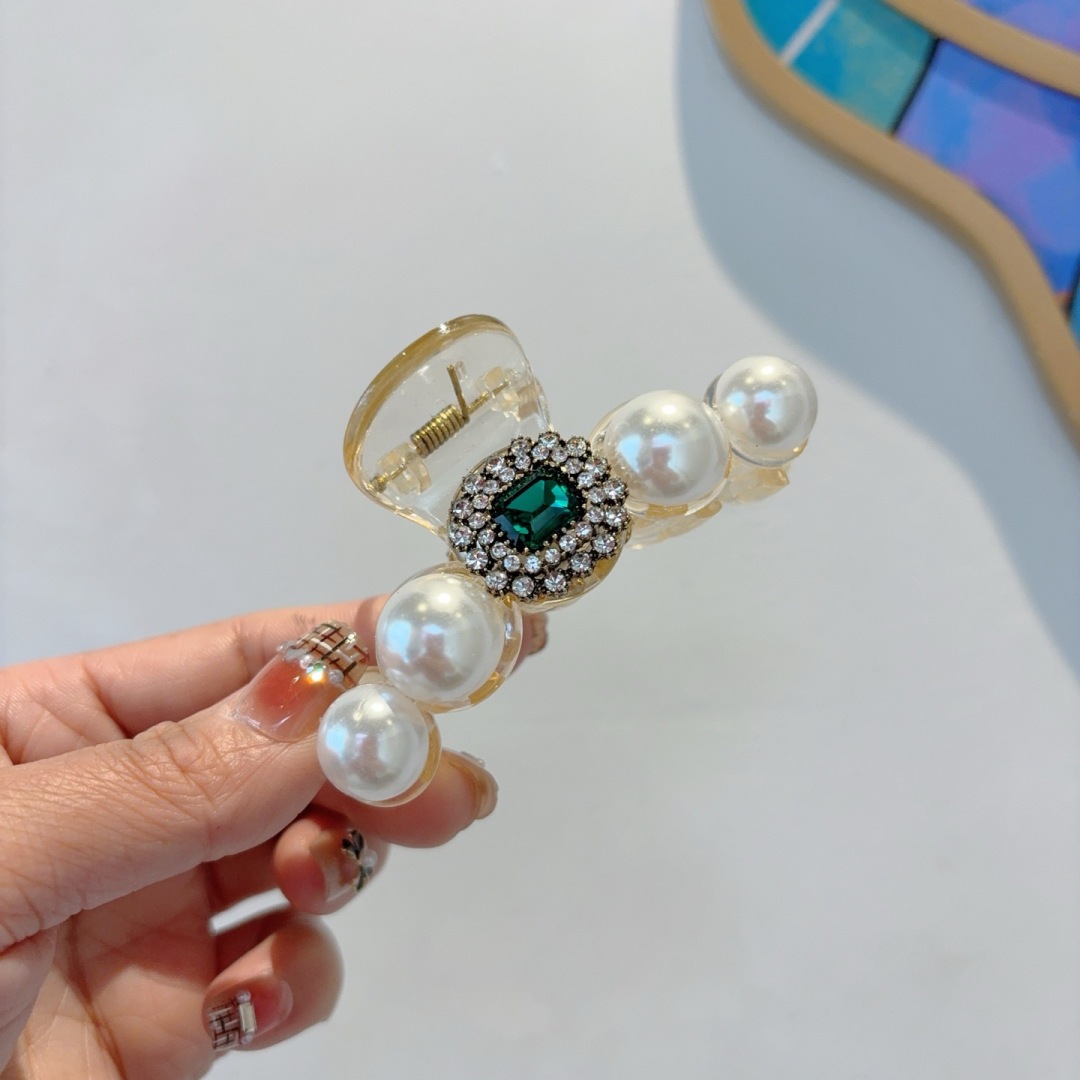 配包装
CHANEL （香奈儿） 欧美新款潮流抓夹，明星同款 女神必备单品，非常百搭，时尚发夹， 戴上它