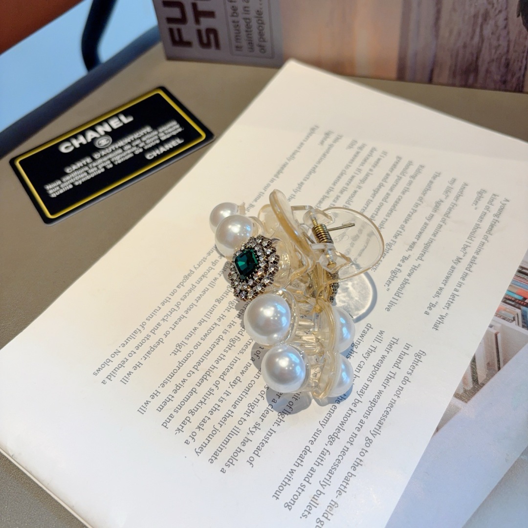 配包装
CHANEL （香奈儿） 欧美新款潮流抓夹，明星同款 女神必备单品，非常百搭，时尚发夹， 戴上它