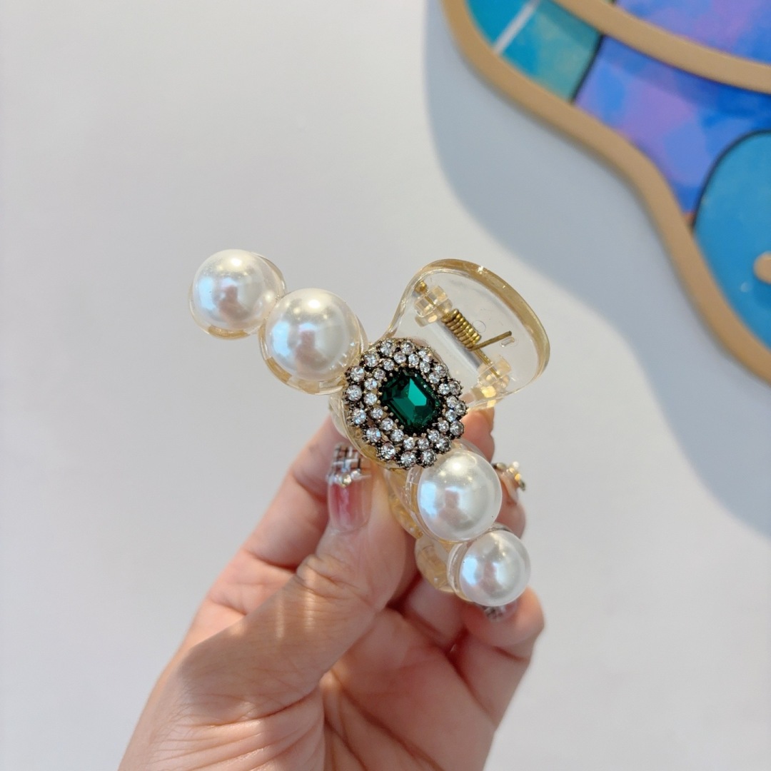 配包装
CHANEL （香奈儿） 欧美新款潮流抓夹，明星同款 女神必备单品，非常百搭，时尚发夹， 戴上它